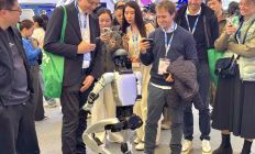 春晚同款机器人扎堆炫技 家电机器人也“养”上龙虾！|直击AWE 2026