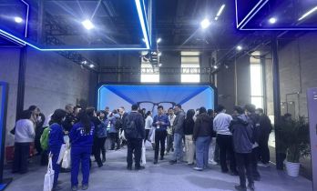 “百镜大战”持续升温，AI成关键词！今年AWE首设的东方枢纽展区都有哪些亮点？